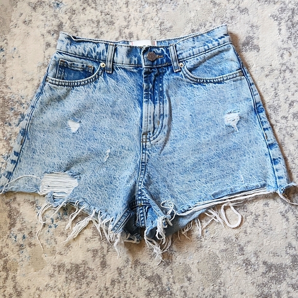 BDG Urban Outfitters Women's 26 Acid Wash Distressed Denim Shorts‎ 100% Cotton - Picture 2 of 3